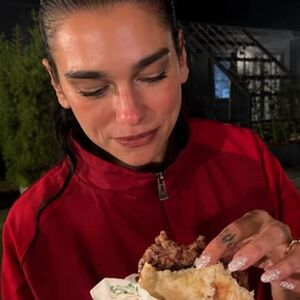 "DUA LIPA JEDE PLJESKAVICU, TRADICIONALNI KOSOVSKI SENDVIČ" Albanska pevačica NALJUTILA Srbe, posle AJVARA, još ovo