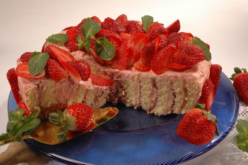 Najbrža voćna torta sa piškotama, ne može jednostavnije: Složite, ohladite i uživajte, spremna za 5 minuta!