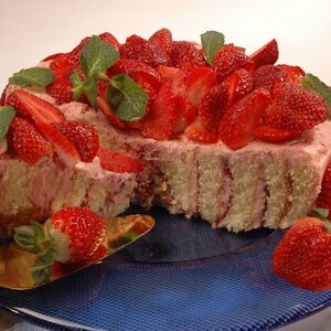 Najbrža voćna torta sa piškotama, ne može jednostavnije: Složite, ohladite i uživajte, spremna za 5 minuta!