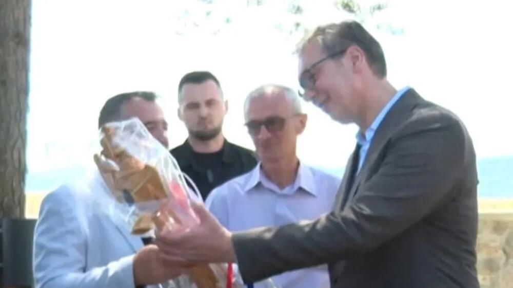 Predsedniku Vučiću uručili ovaj poklon! Kad ga je video, nije mu bilo svejdeno
