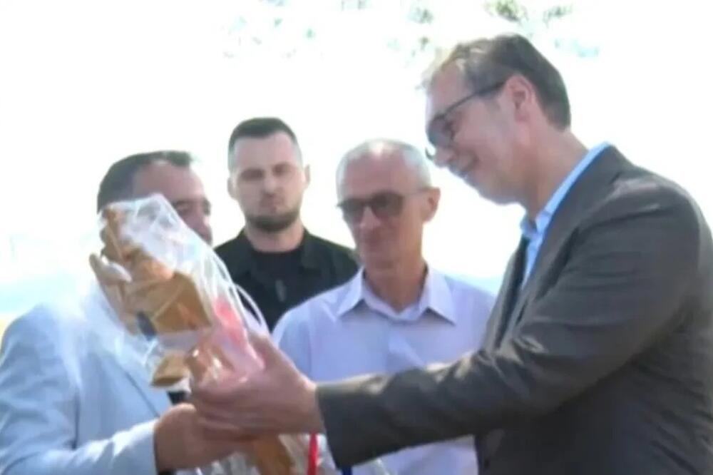 Predsedniku Vučiću uručili ovaj poklon! Kad ga je video, nije mu bilo svejdeno