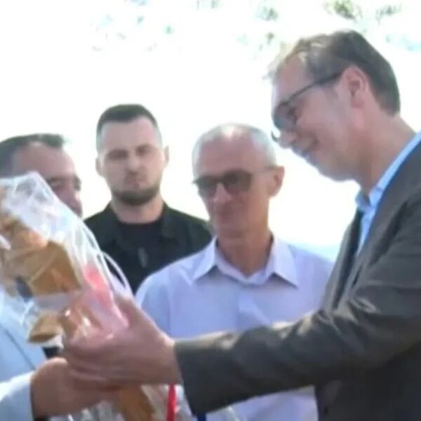 Predsedniku Vučiću uručili ovaj poklon! Kad ga je video, nije mu bilo svejdeno