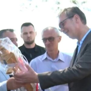 Predsedniku Vučiću uručili ovaj poklon! Kad ga je video, nije mu bilo svejdeno