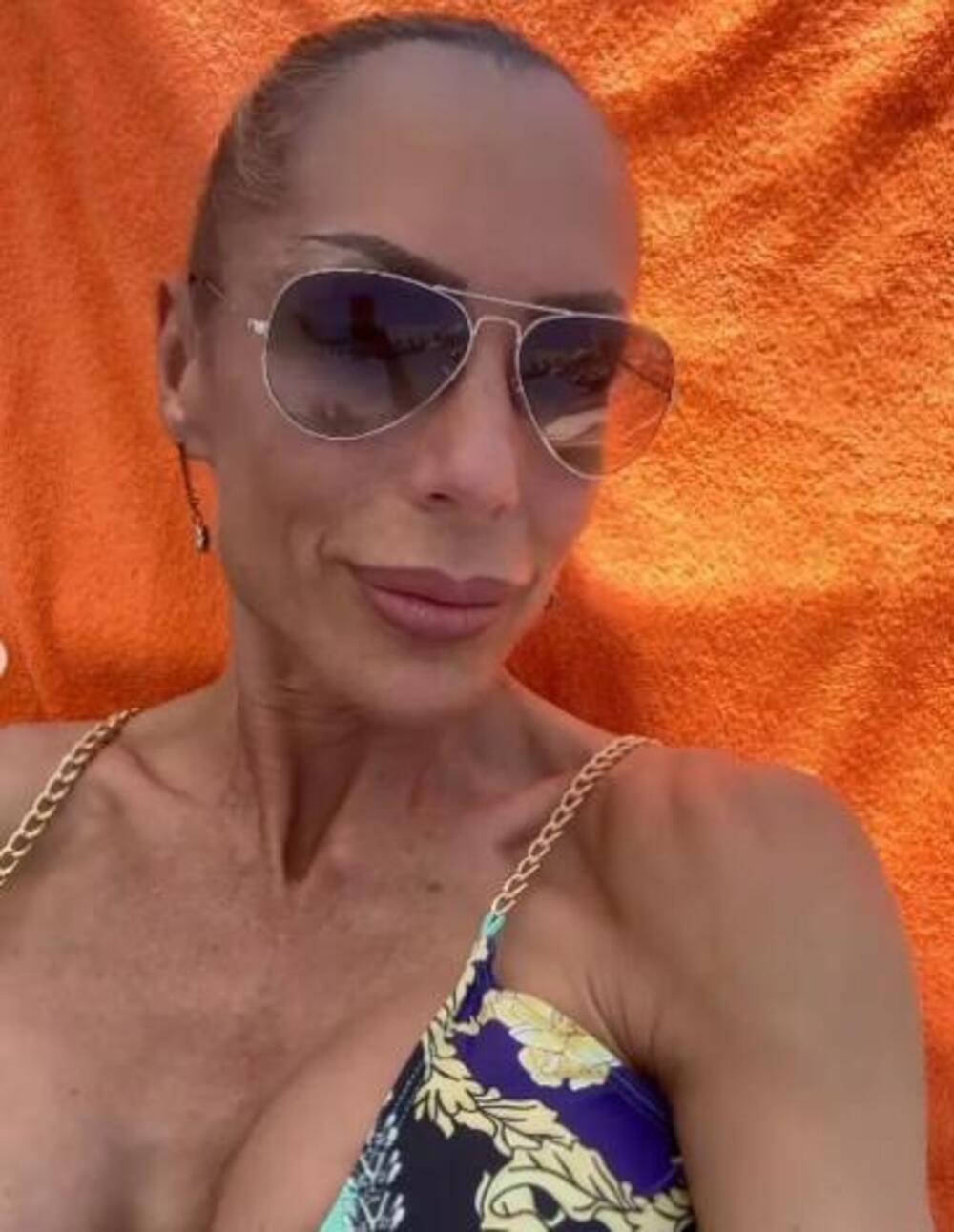 "ŠTA JE OVO, JEL OVO MUŠKO?": Rijaliti baka se SKINULA I SNIMILA SVE od GLAVE do INTIME! Ljudi popadali od šoka
