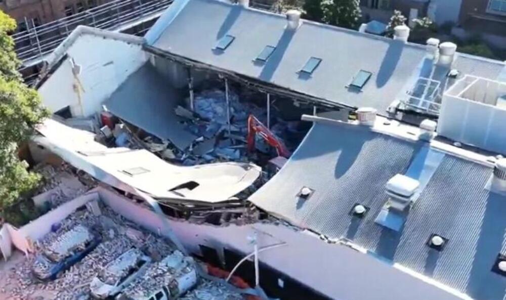 Horor usred grada: Zgrada se urušila za nekoliko sekundi, šut leteo na sve strane, automobili zatrpani! (VIDEO)
