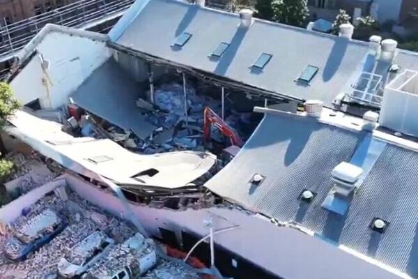 Horor usred grada: Zgrada se urušila za nekoliko sekundi, šut leteo na sve strane, automobili zatrpani! (VIDEO)