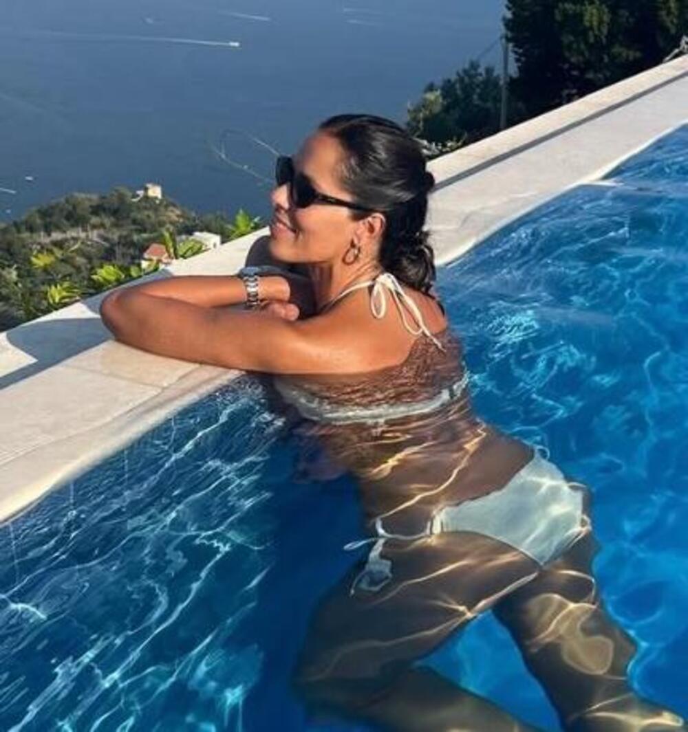 (FOTO) BOMBASTIČNA ANA IVANOVIĆ! Nikad PROVOKATIVNIJE POZE: Sva PREPLANULA grmi i u BELOM i u CRNOM MIKRO BIKINIJU!