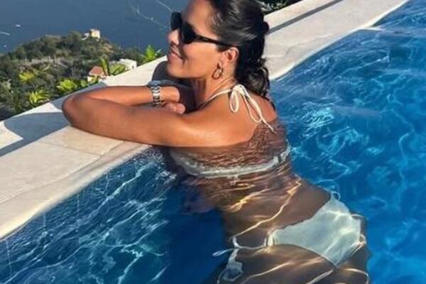 (FOTO) BOMBASTIČNA ANA IVANOVIĆ! Nikad PROVOKATIVNIJE POZE: Sva PREPLANULA grmi i u BELOM i u CRNOM MIKRO BIKINIJU!
