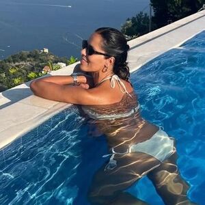 (FOTO) BOMBASTIČNA ANA IVANOVIĆ! Nikad PROVOKATIVNIJE POZE: Sva PREPLANULA grmi i u BELOM i u CRNOM MIKRO BIKINIJU!