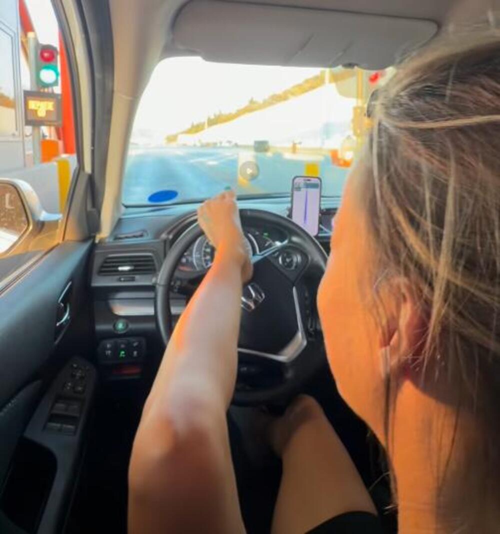"VOLIM REAKCIJU LJUDI KAD IM NA GRANICI DODAM PASOŠ NOGOM": Dejana pokazala kako je sa porodicom ušla u Grčku