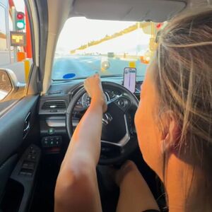 "VOLIM REAKCIJU LJUDI KAD IM NA GRANICI DODAM PASOŠ NOGOM": Dejana pokazala kako je sa porodicom ušla u Grčku