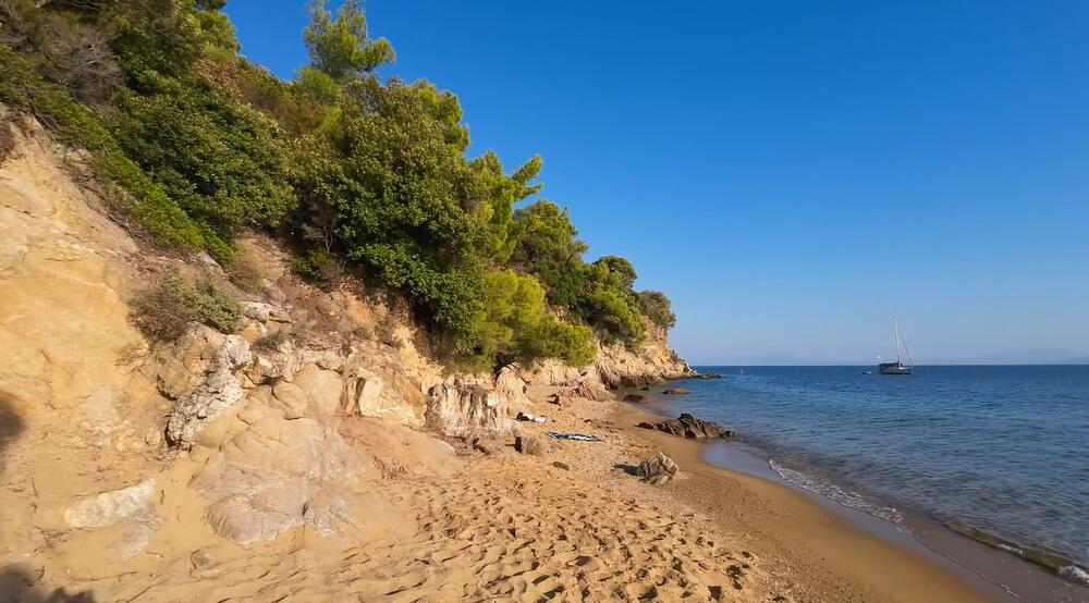 Mesto gde labudovi plešu u tirkizu: Ovo je skriveni dragulj Skijatosa, nestvarna plaža sa kristalno čistim morem