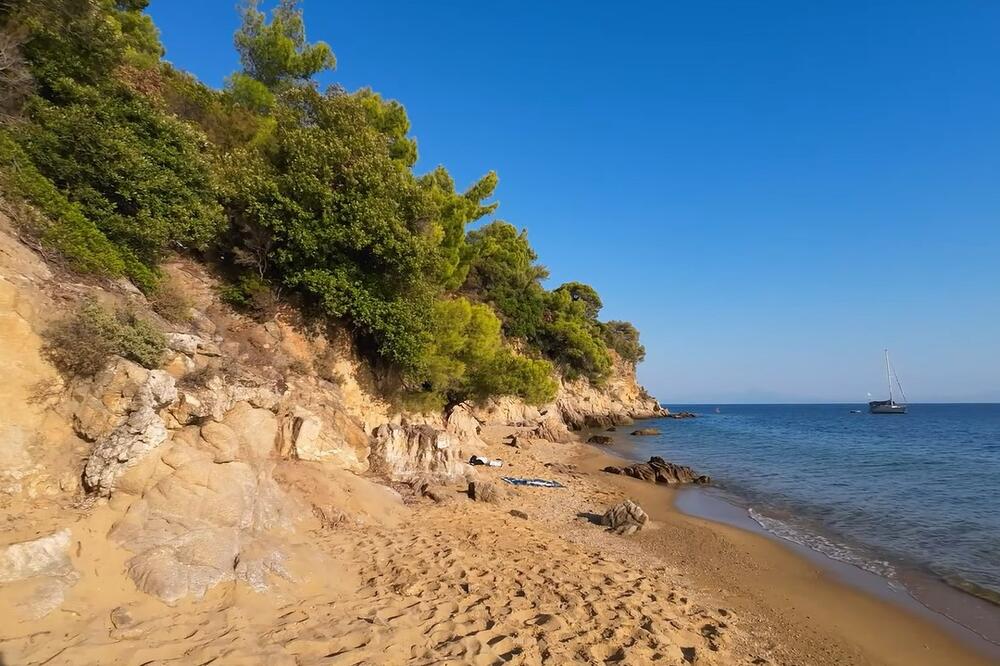 Mesto gde labudovi plešu u tirkizu: Ovo je skriveni dragulj Skijatosa, nestvarna plaža sa kristalno čistim morem