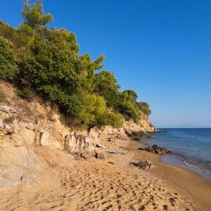 Mesto gde labudovi plešu u tirkizu: Ovo je skriveni dragulj Skijatosa, nestvarna plaža sa kristalno čistim morem