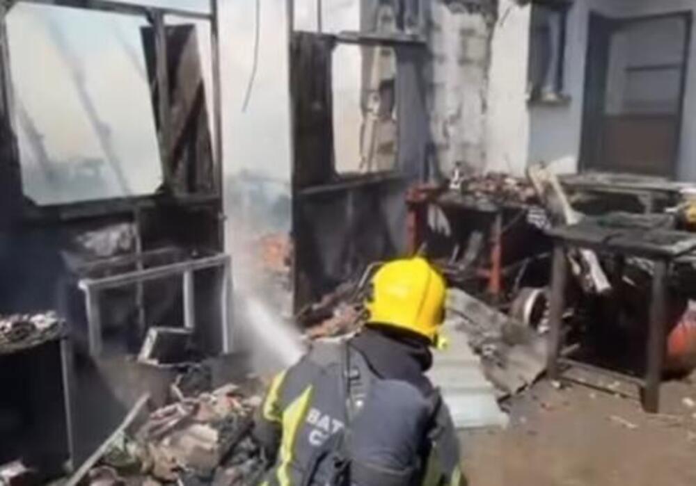 Još jedan požar u Srbiji: Vatra progutala pomoćni objekat, vatrogasci jedva spasili kuću (VIDEO)