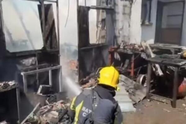 Još jedan požar u Srbiji: Vatra progutala pomoćni objekat, vatrogasci jedva spasili kuću (VIDEO)