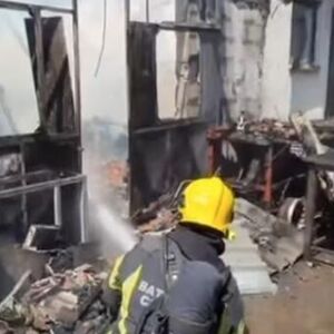 Još jedan požar u Srbiji: Vatra progutala pomoćni objekat, vatrogasci jedva spasili kuću (VIDEO)
