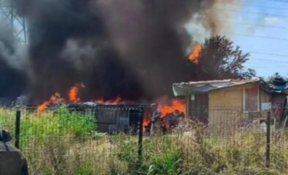 PRVE SLIKE VELIKOG POŽARA NA BEŽANIJSKOJ KOSI: Gust crni dim prekrio naselje, vatrogasci na terenu (FOTO)