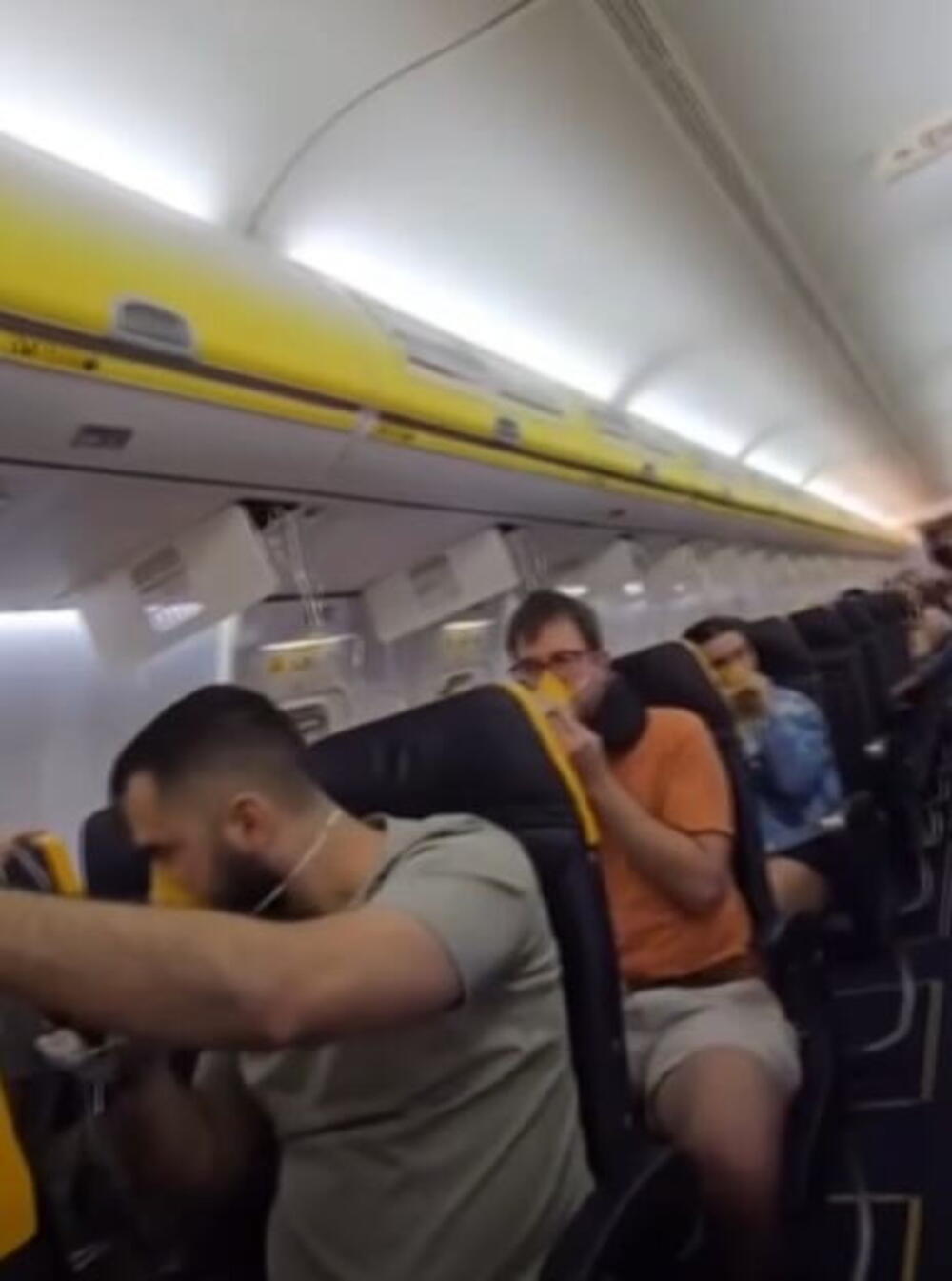 Avion NAGLO PROPAO KROZ OBLAKE, drama na LETU IZ SNOVA! Krvavi putnici izlazili u kolicima, među povređenima i BEBA