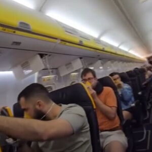 Avion NAGLO PROPAO KROZ OBLAKE, drama na LETU IZ SNOVA! Krvavi putnici izlazili u kolicima, među povređenima i BEBA