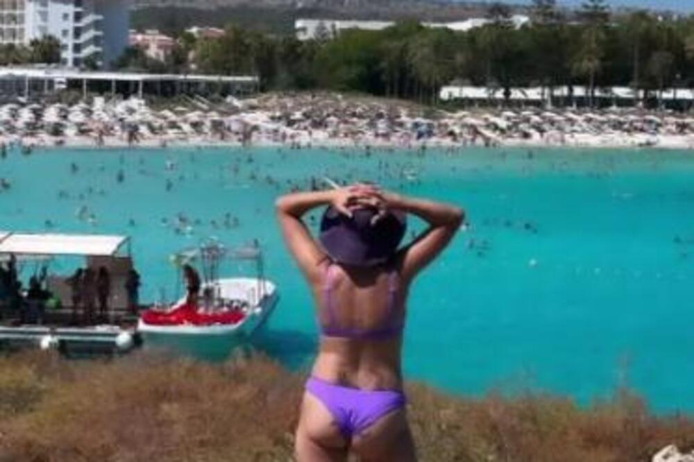 RAJ ZA OČI! Pevačica (45) se SKINULA pa OKRENULA ZADNJICU ka kameri! Odmah sevnula skrivena TETOVAŽA