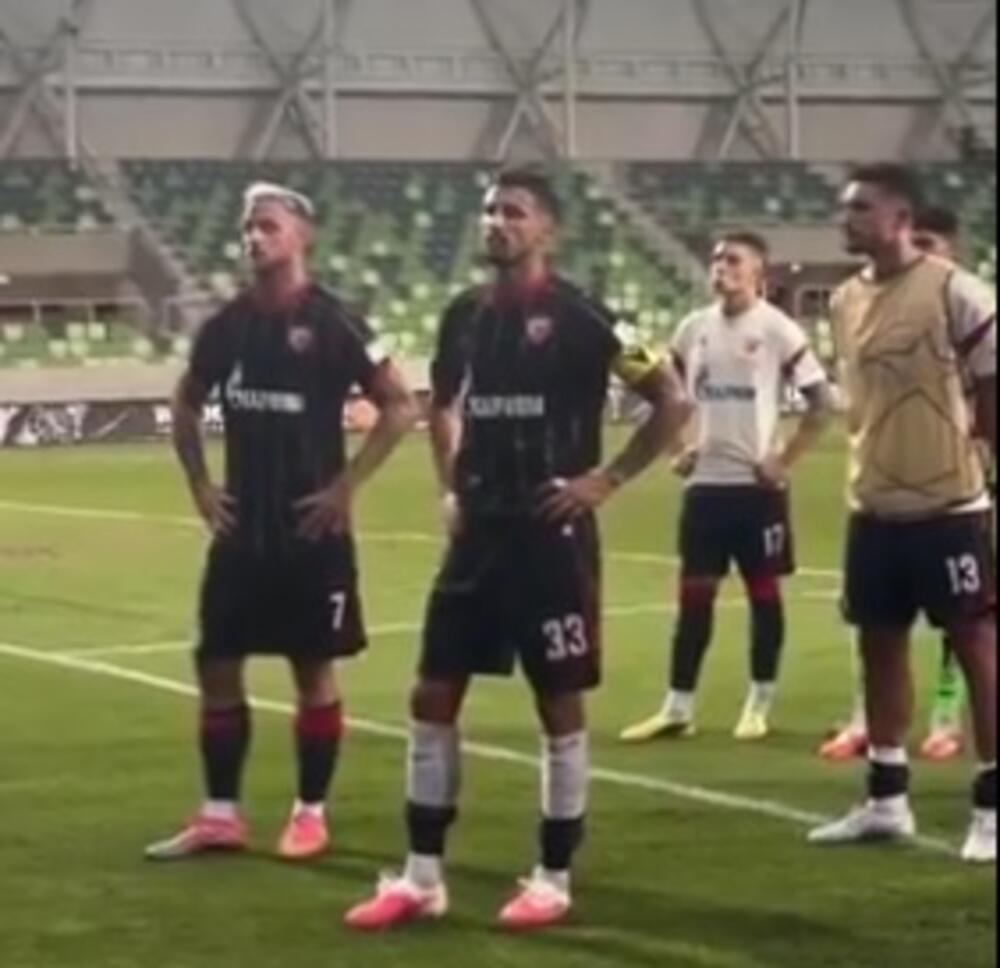 Evo šta su "delije" poručile fudbalerima Zvezde: Postrojili ih ispred tribine, a onda je zagrmelo! (VIDEO)