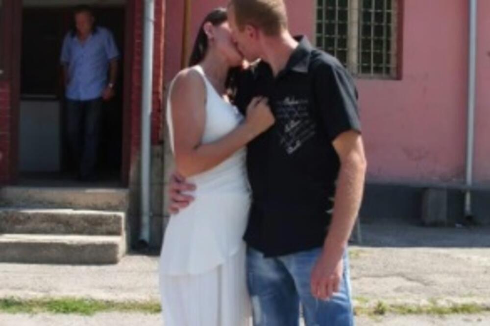 SLAĐANA JE SA LJUBAVNIKOM SREĆKOM PRETUKLA MUŽA LOPATOM PA ZAPALILA LEŠ! Crna udovica se ovako odala u kafani!