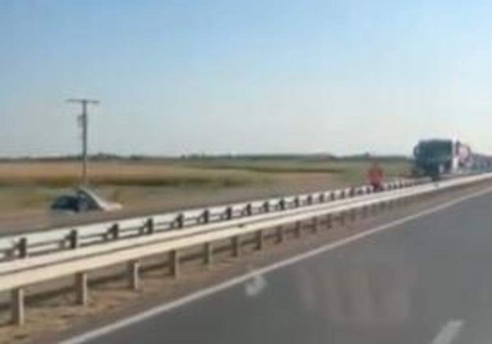 PRVI SNIMAK STRAVIČNE NESREĆE KOD ŠAPCA U KOJOJ SU POGINULE DVE OSOBE: Kamion sa prikolicom NALETEO na putare