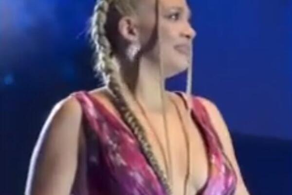 "ŠTA RADITE GORE?": IZNENADA PREKINUT NASTUP MILICE TODOROVIĆ! Počela da VRIŠTI na ljude, šok scena