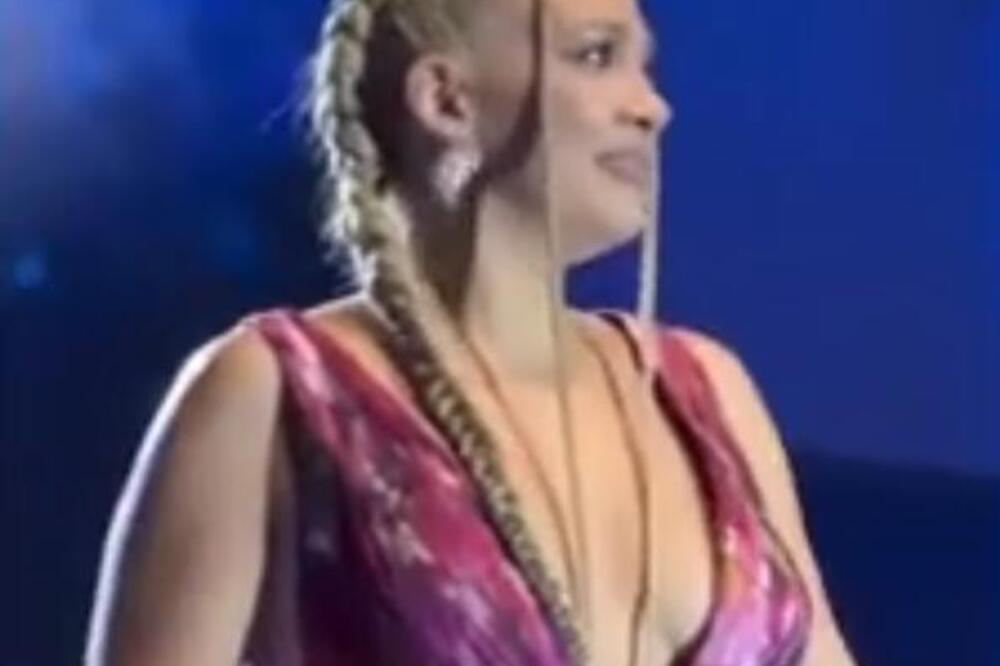 "ŠTA RADITE GORE?": IZNENADA PREKINUT NASTUP MILICE TODOROVIĆ! Počela da VRIŠTI na ljude, šok scena