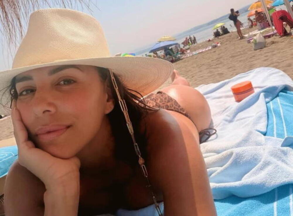 PRIRODNE GRUDI U DREČAVO PINK BIKINIJU JE SVE ŠTO ŽELITE DA VIDITE DANAS! Kad se ona SKINE, mlađe se OBUKU od STIDA