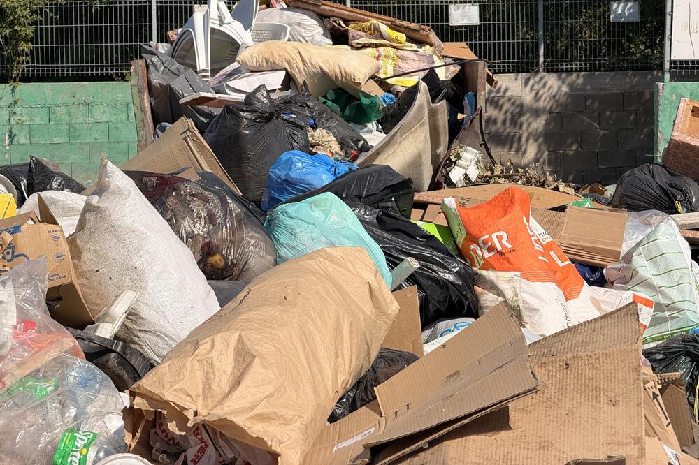 "Ne možemo sveću da zapalimo najmilijima" Preko noći nikla divlja deponija pored groblja u ovom srpskom selu (FOTO)