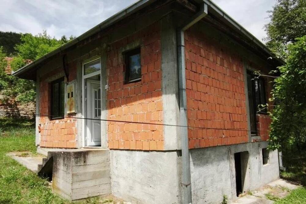 Na sat vremena od Beograda se prodaje kuća za sitne pare: Veliki plac, reka teče tik uz imanje (FOTO)