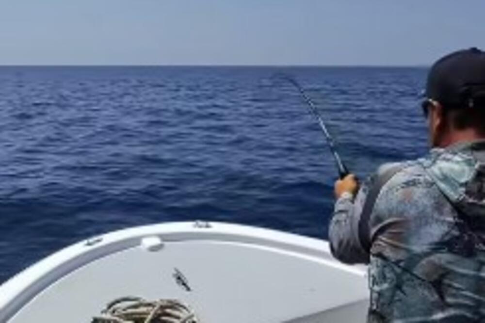 BORBA SA GRDOSIJOM IZ DUBINA! Braća iz vode izvukla neman od 230 KILOGRAMA, ljudi ne veruju šta vide! (VIDEO)