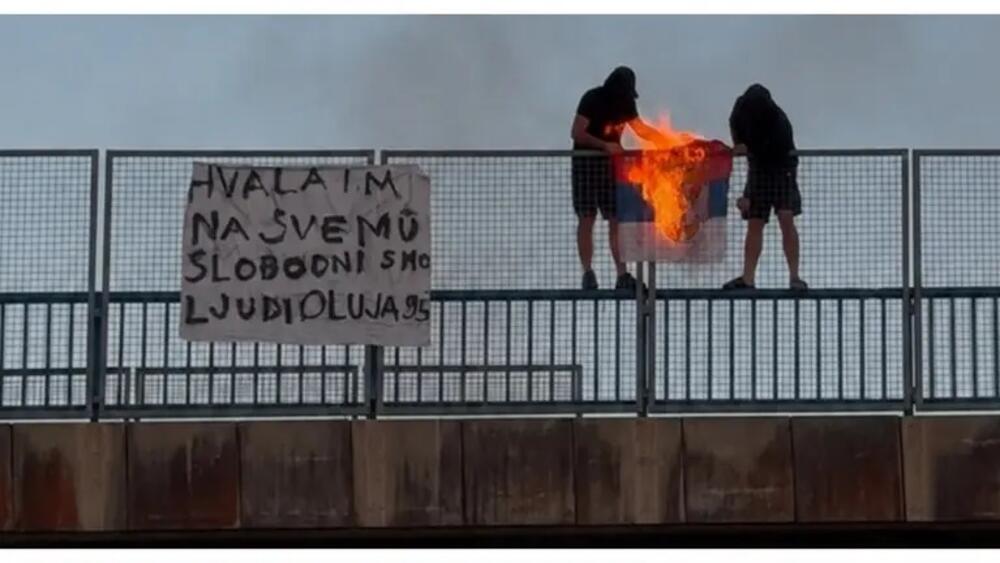 SKANDAL! Gori srpska zastava
