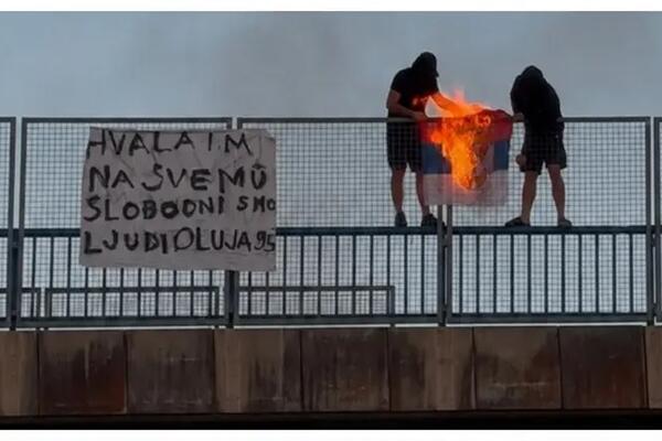 SKANDAL! Gori srpska zastava