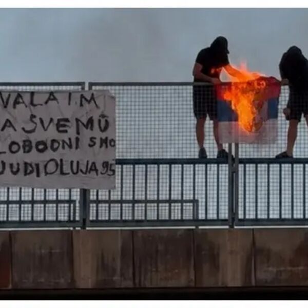 SKANDAL! Gori srpska zastava