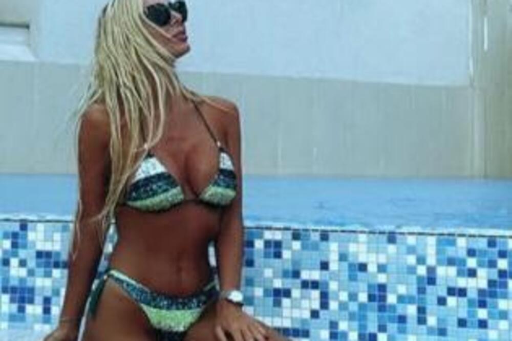 SKINULA SE OMILJENA SRPSKA VODITELJKA (40) Napravila lom u MIKRO NARANDŽASTOM BIKINIJU: A hrana joj PLIVA PO BAZENU
