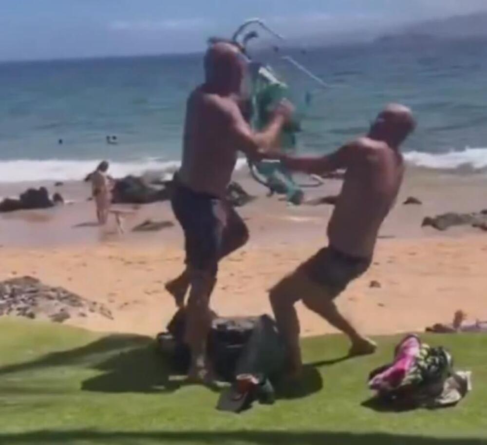 Poznati političar napravio skandal na plaži: Potukao se sa ljudima, pretio pucanjem i udarao stolicama (VIDEO)