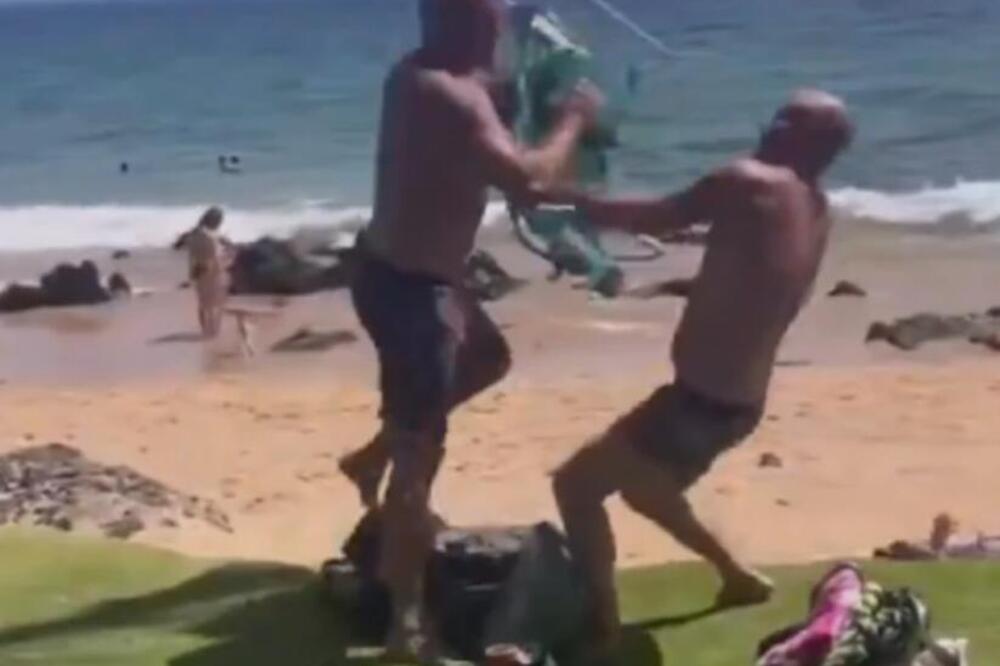 Poznati političar napravio skandal na plaži: Potukao se sa ljudima, pretio pucanjem i udarao stolicama (VIDEO)