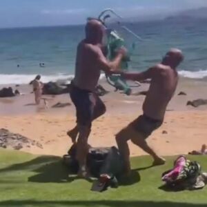 Poznati političar napravio skandal na plaži: Potukao se sa ljudima, pretio pucanjem i udarao stolicama (VIDEO)