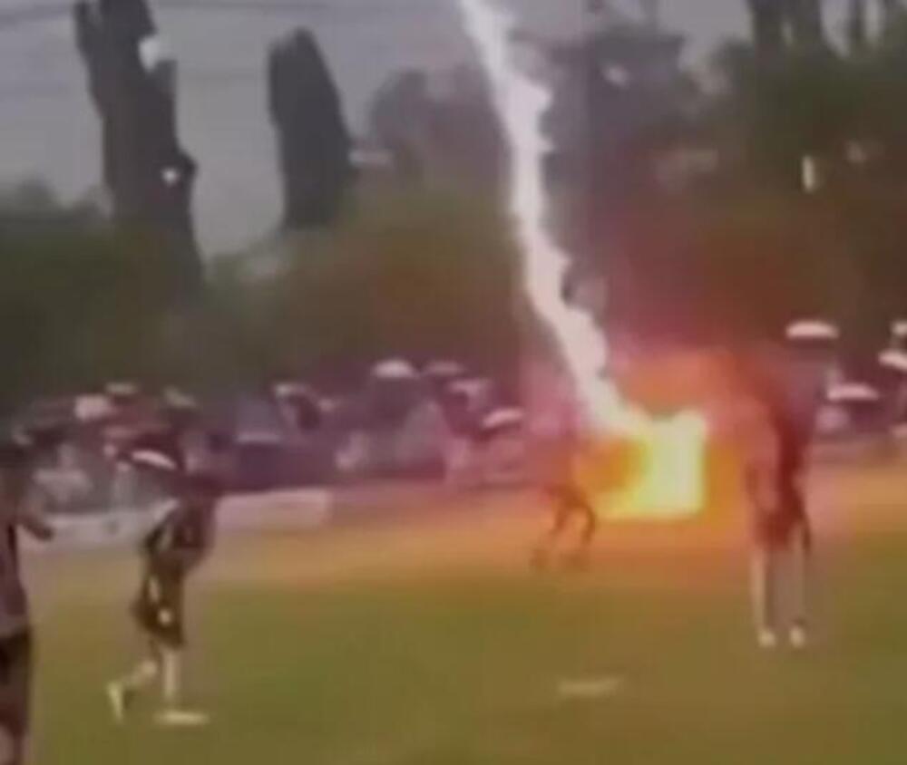 (UZNEMIRUJUĆE) SMRT UŽIVO! GROM UBIO ČOVEKA! Ovo je NAJSTRAŠNIJI SNIMAK koji se videli u životu: NEZAMISLIV HOROR!