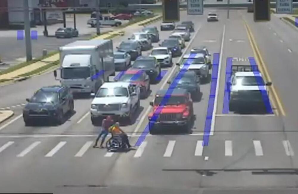 Spajdermen bez oklevanja istrčao na kolovoz i postao heroj: Ovo nije šala, spasio je čoveka! (Video)