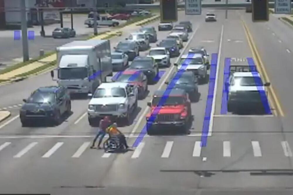 Spajdermen bez oklevanja istrčao na kolovoz i postao heroj: Ovo nije šala, spasio je čoveka! (Video)