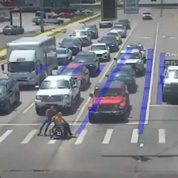 Spajdermen bez oklevanja istrčao na kolovoz i postao heroj: Ovo nije šala, spasio je čoveka! (Video)