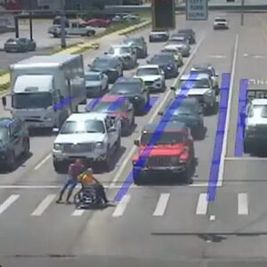 Spajdermen bez oklevanja istrčao na kolovoz i postao heroj: Ovo nije šala, spasio je čoveka! (Video)