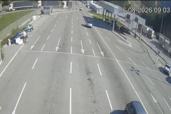 Ovakav prizor na granici sa Crnom Gorom se ne viđa: Srbi krenuli na more, a kad su stigli ostali u neverici (FOTO)