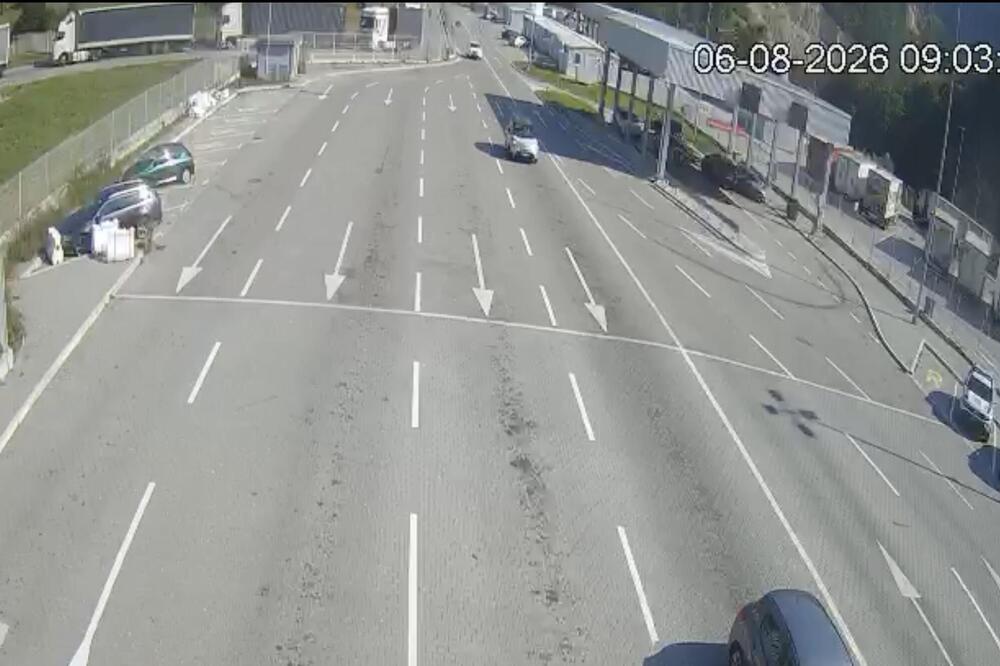 Ovakav prizor na granici sa Crnom Gorom se ne viđa: Srbi krenuli na more, a kad su stigli ostali u neverici (FOTO)