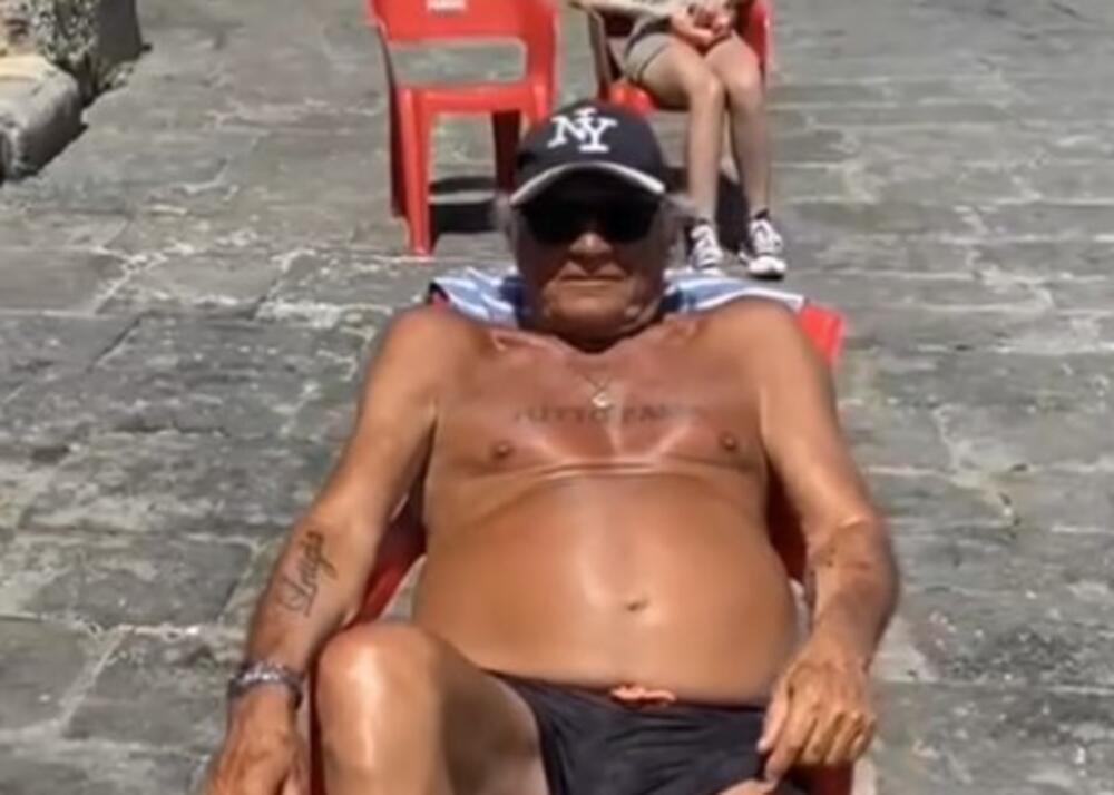 "Tutto passa"! Starac (82) postao globalni hit zbog tetovaže: Moram da nosim majicu da bih imao malo mira!
