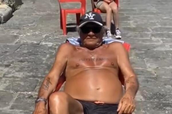 "Tutto passa"! Starac (82) postao globalni hit zbog tetovaže: Moram da nosim majicu da bih imao malo mira!